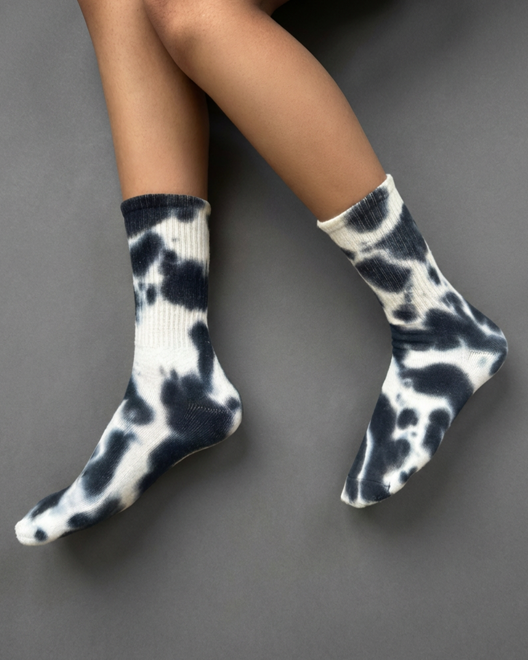 BLACK AND WHITE TIE-DYE SOCKS